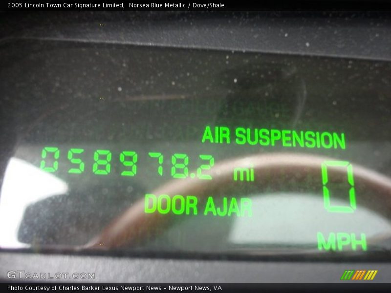 Norsea Blue Metallic / Dove/Shale 2005 Lincoln Town Car Signature Limited