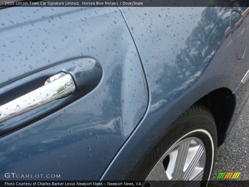 Norsea Blue Metallic / Dove/Shale 2005 Lincoln Town Car Signature Limited
