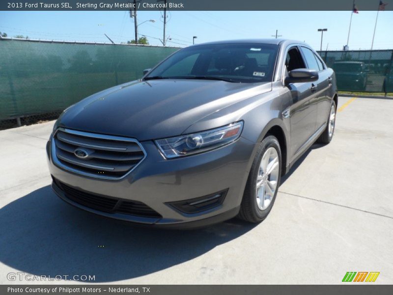 Front 3/4 View of 2013 Taurus SEL