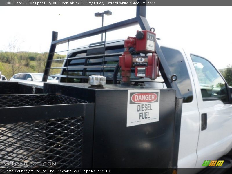 Oxford White / Medium Stone 2008 Ford F550 Super Duty XL SuperCab 4x4 Utility Truck