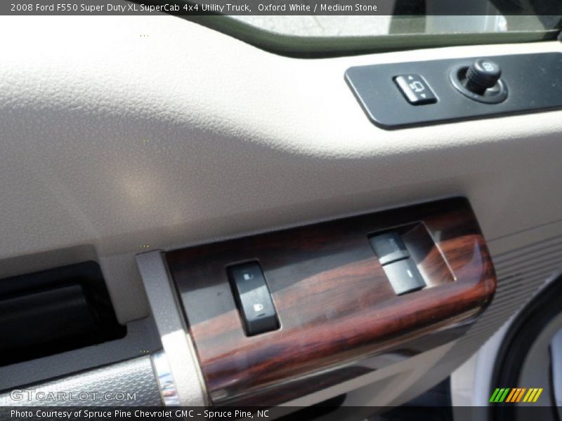 Oxford White / Medium Stone 2008 Ford F550 Super Duty XL SuperCab 4x4 Utility Truck