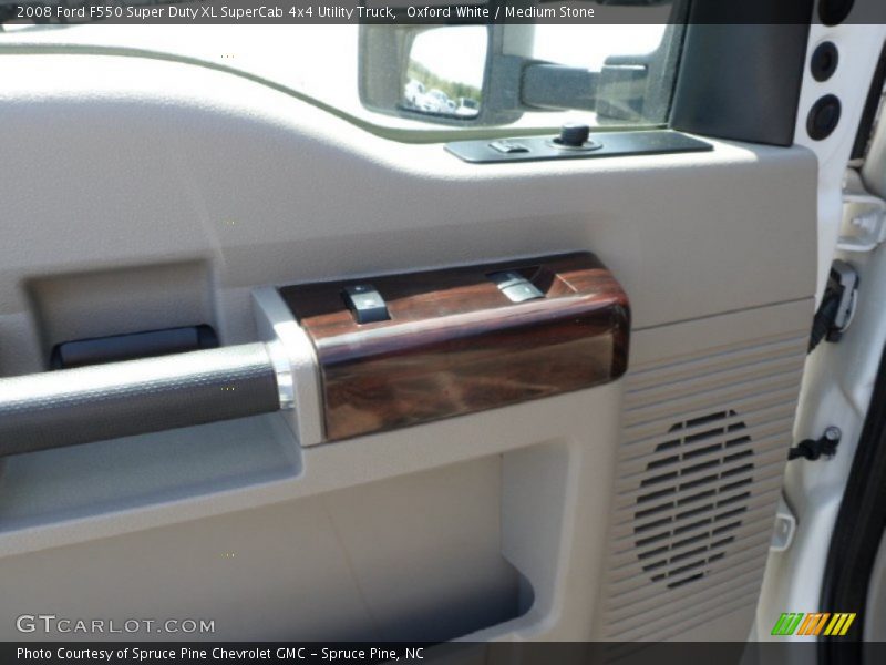 Oxford White / Medium Stone 2008 Ford F550 Super Duty XL SuperCab 4x4 Utility Truck