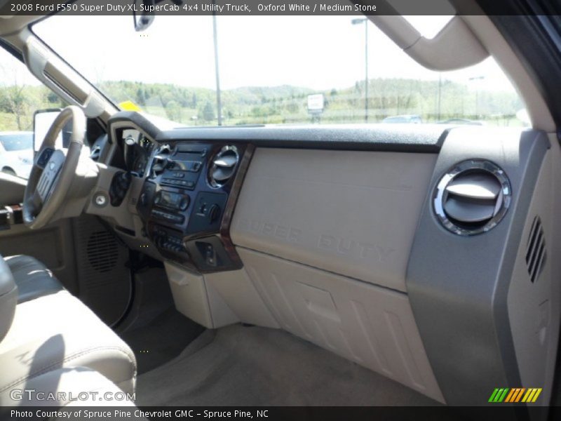 Dashboard of 2008 F550 Super Duty XL SuperCab 4x4 Utility Truck