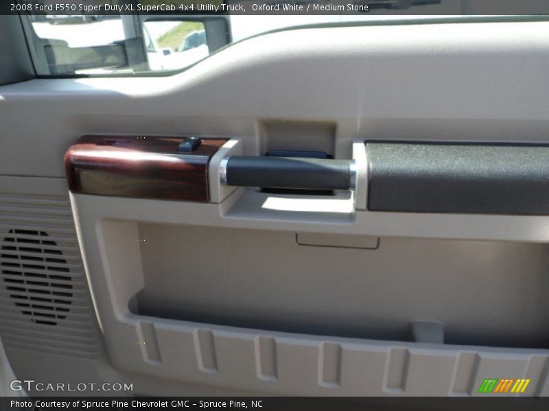 Oxford White / Medium Stone 2008 Ford F550 Super Duty XL SuperCab 4x4 Utility Truck