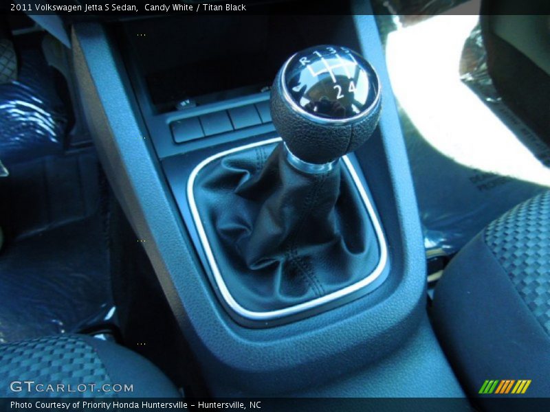 Candy White / Titan Black 2011 Volkswagen Jetta S Sedan