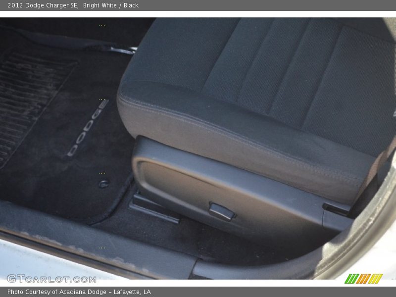 Bright White / Black 2012 Dodge Charger SE