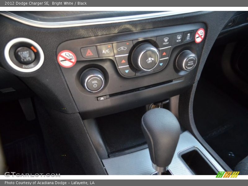 Bright White / Black 2012 Dodge Charger SE