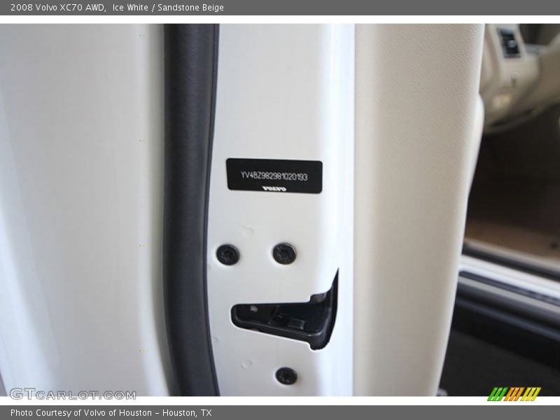 Ice White / Sandstone Beige 2008 Volvo XC70 AWD