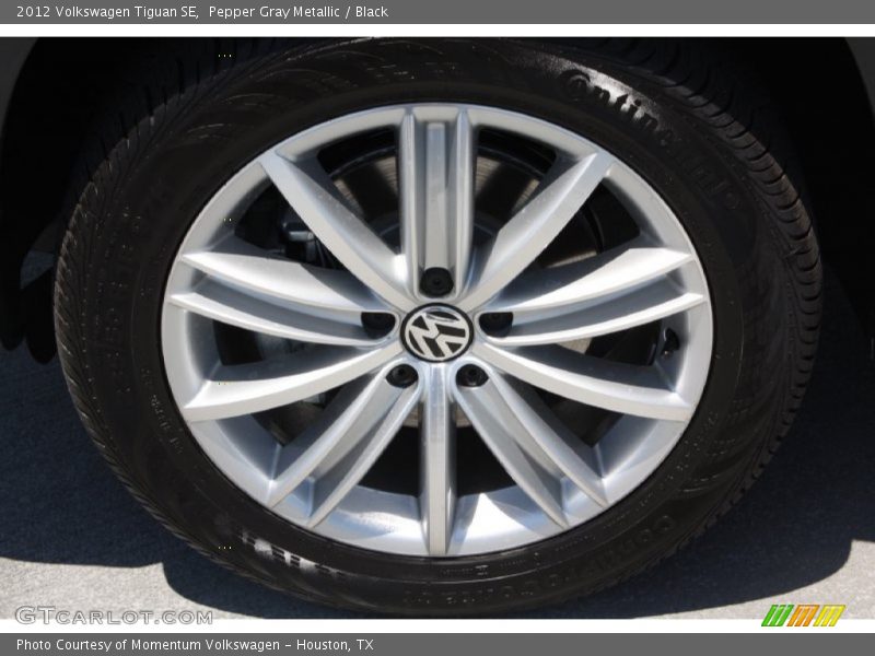 Pepper Gray Metallic / Black 2012 Volkswagen Tiguan SE