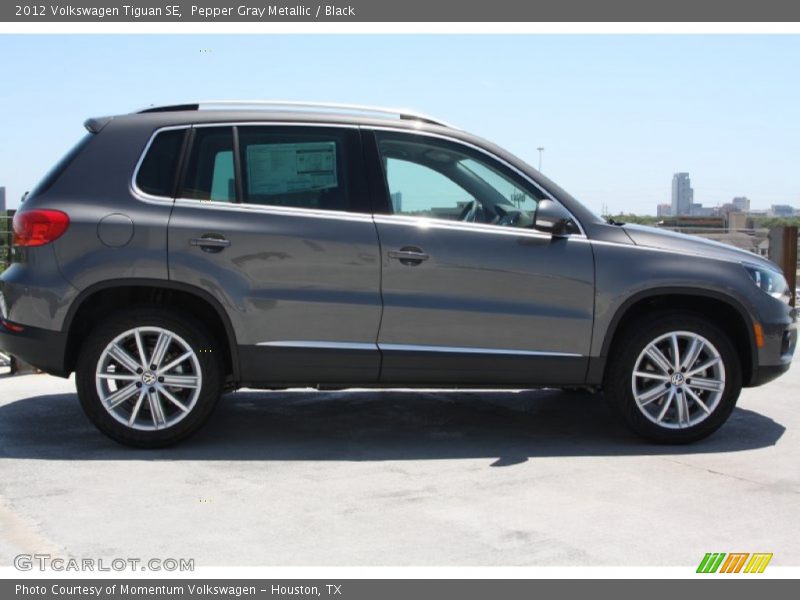 Pepper Gray Metallic / Black 2012 Volkswagen Tiguan SE