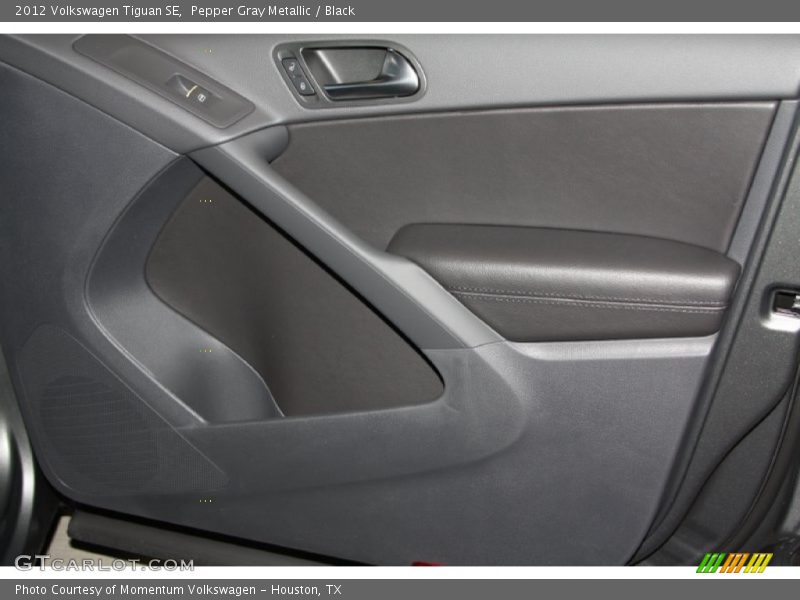 Pepper Gray Metallic / Black 2012 Volkswagen Tiguan SE