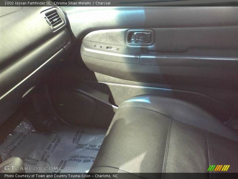 Chrome Silver Metallic / Charcoal 2002 Nissan Pathfinder SE