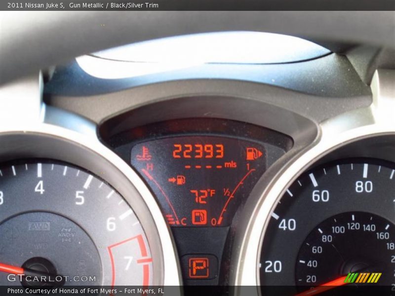 Gun Metallic / Black/Silver Trim 2011 Nissan Juke S