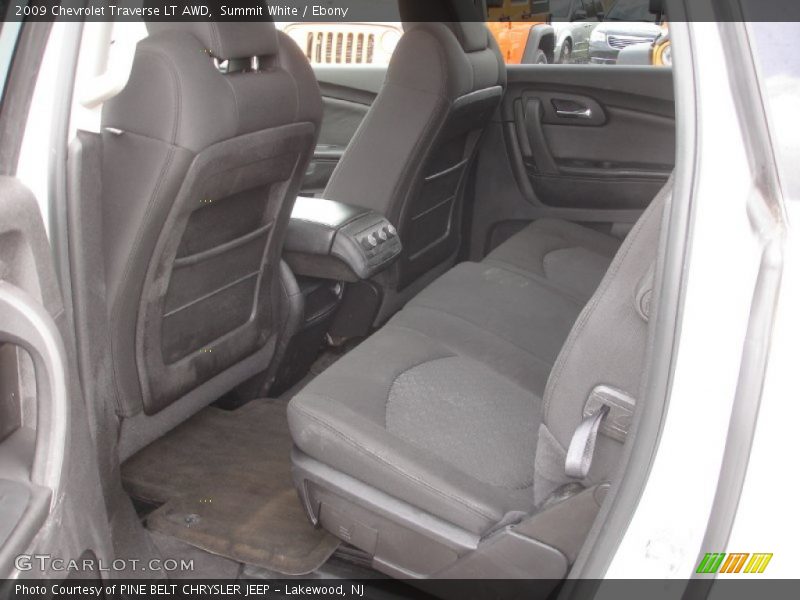 Summit White / Ebony 2009 Chevrolet Traverse LT AWD