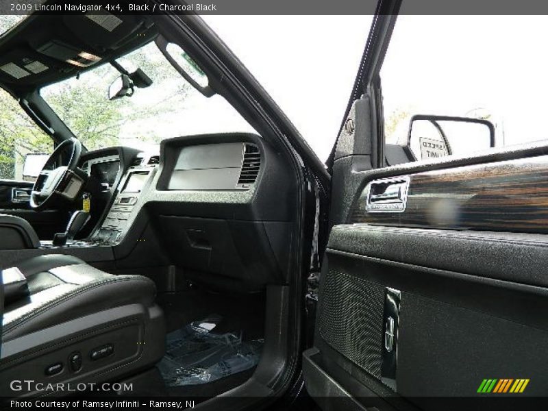 Black / Charcoal Black 2009 Lincoln Navigator 4x4