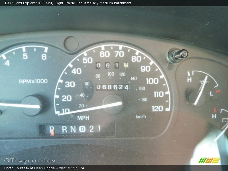 Light Prairie Tan Metallic / Medium Parchment 1997 Ford Explorer XLT 4x4