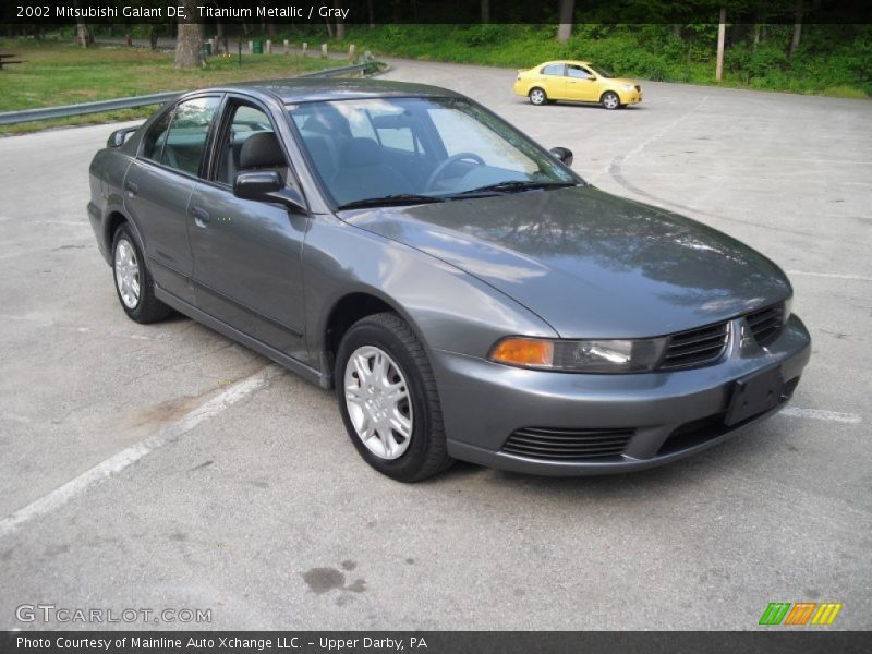 Front 3/4 View of 2002 Galant DE