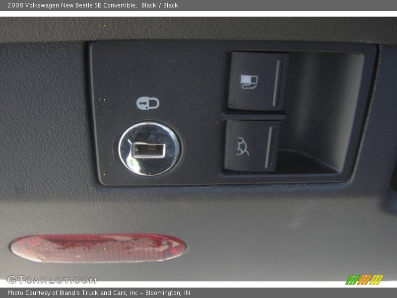 Black / Black 2008 Volkswagen New Beetle SE Convertible
