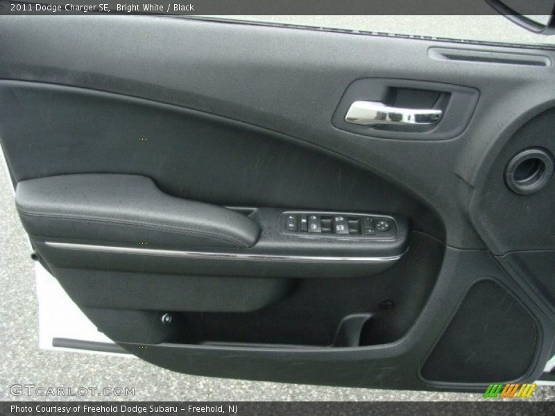 Bright White / Black 2011 Dodge Charger SE
