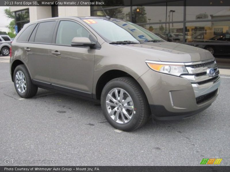 Front 3/4 View of 2013 Edge SEL