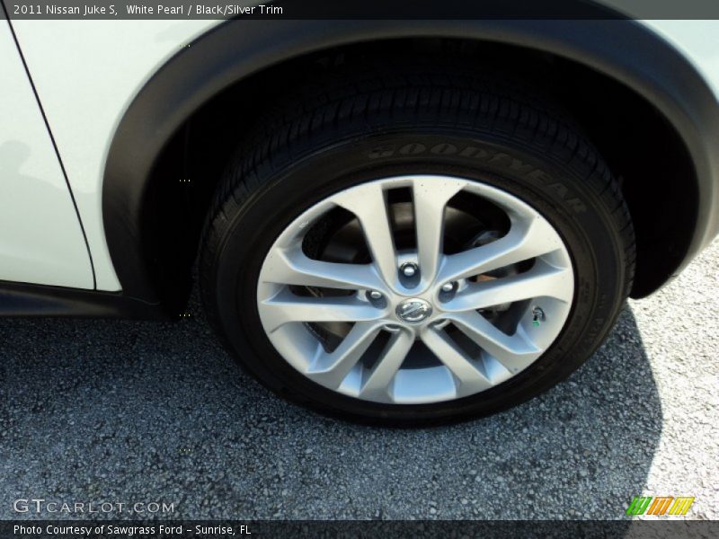 White Pearl / Black/Silver Trim 2011 Nissan Juke S
