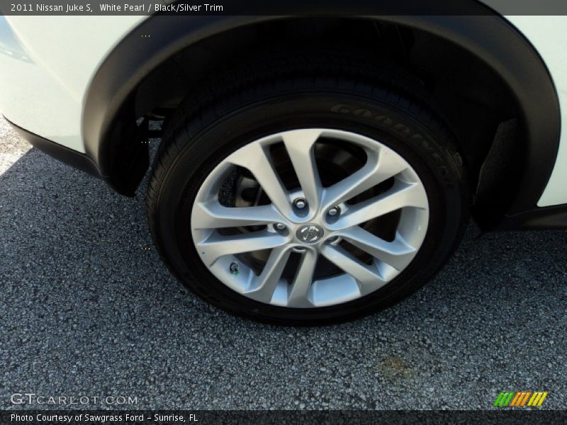 White Pearl / Black/Silver Trim 2011 Nissan Juke S