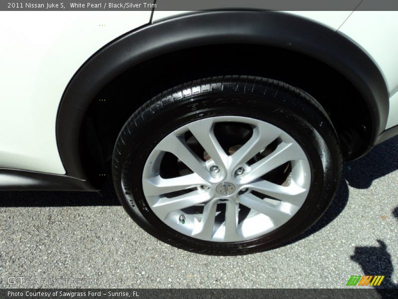 White Pearl / Black/Silver Trim 2011 Nissan Juke S