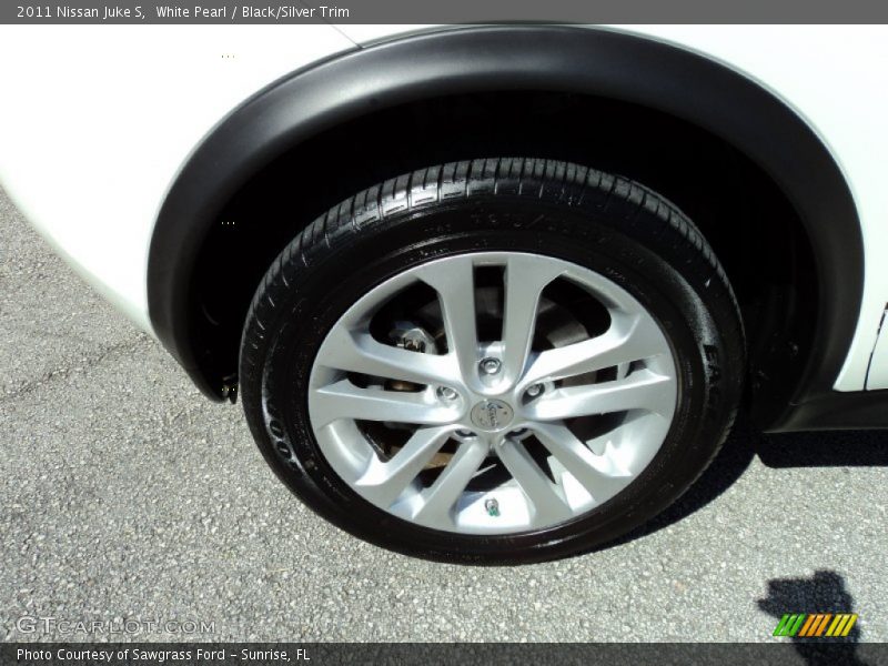 White Pearl / Black/Silver Trim 2011 Nissan Juke S