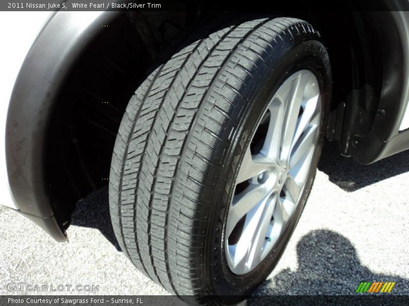 White Pearl / Black/Silver Trim 2011 Nissan Juke S