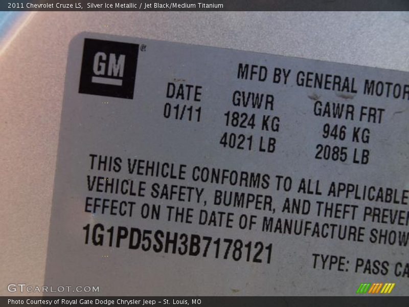 Silver Ice Metallic / Jet Black/Medium Titanium 2011 Chevrolet Cruze LS