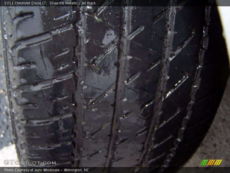 Silver Ice Metallic / Jet Black 2011 Chevrolet Cruze LT