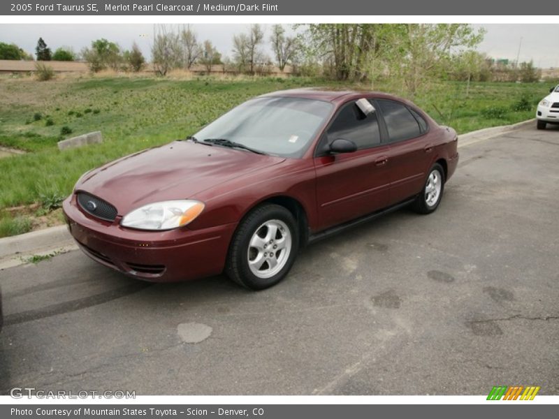 Merlot Pearl Clearcoat / Medium/Dark Flint 2005 Ford Taurus SE
