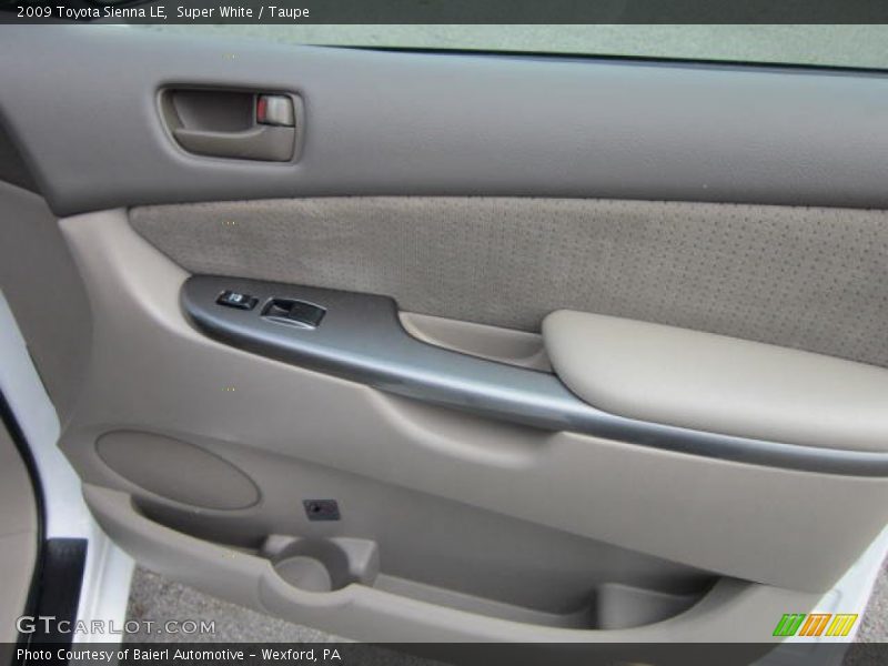 Super White / Taupe 2009 Toyota Sienna LE