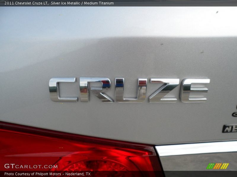 Silver Ice Metallic / Medium Titanium 2011 Chevrolet Cruze LT