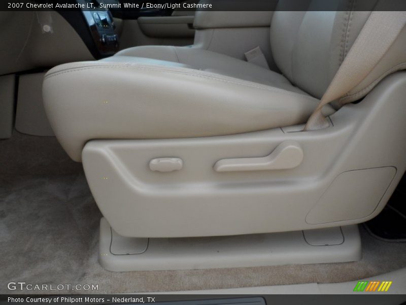 Summit White / Ebony/Light Cashmere 2007 Chevrolet Avalanche LT