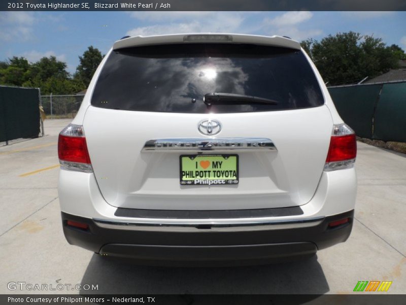 Blizzard White Pearl / Ash 2012 Toyota Highlander SE