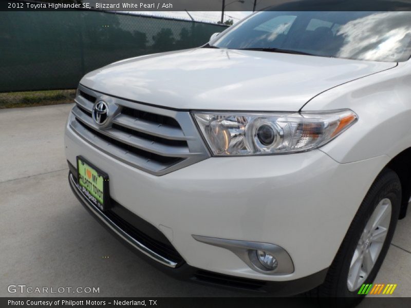 Blizzard White Pearl / Ash 2012 Toyota Highlander SE