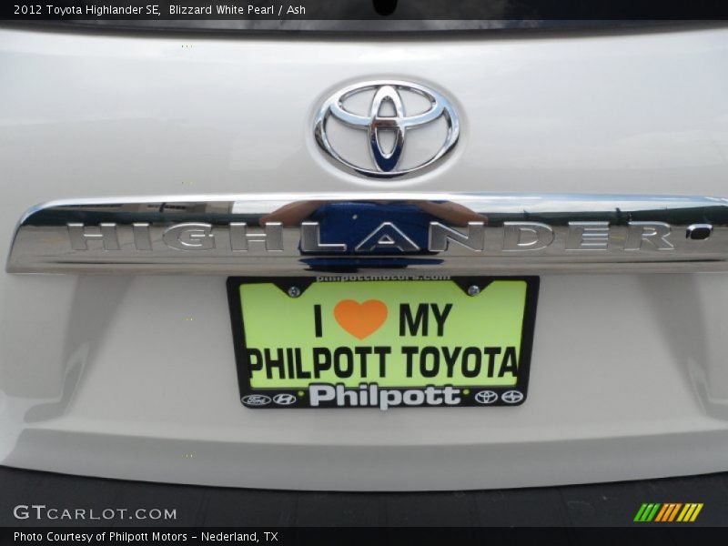 Blizzard White Pearl / Ash 2012 Toyota Highlander SE
