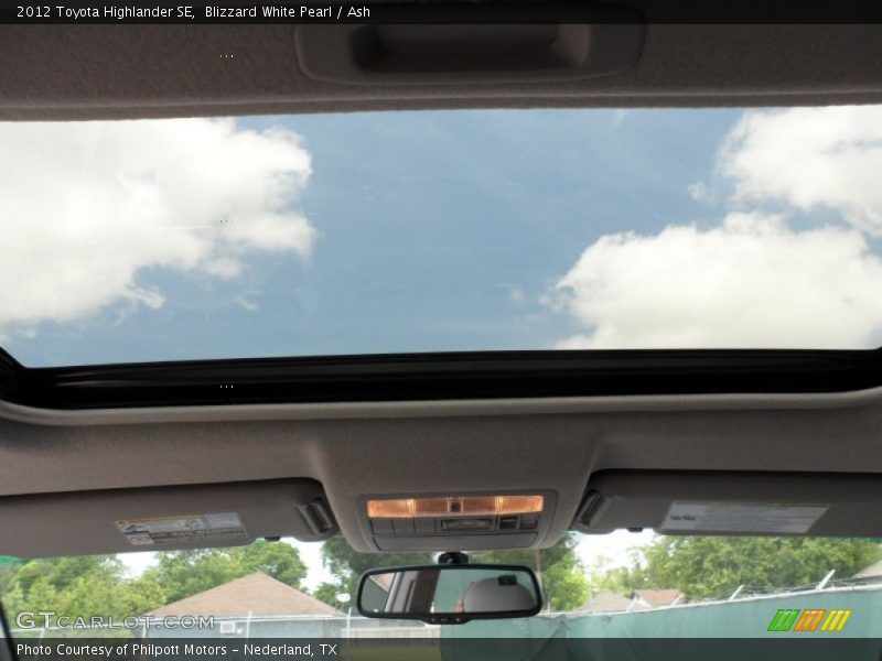 Blizzard White Pearl / Ash 2012 Toyota Highlander SE