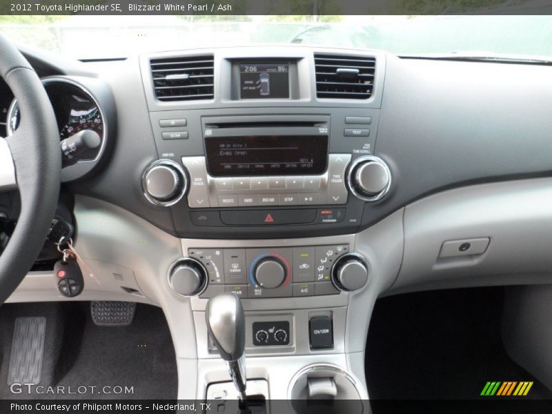 Blizzard White Pearl / Ash 2012 Toyota Highlander SE