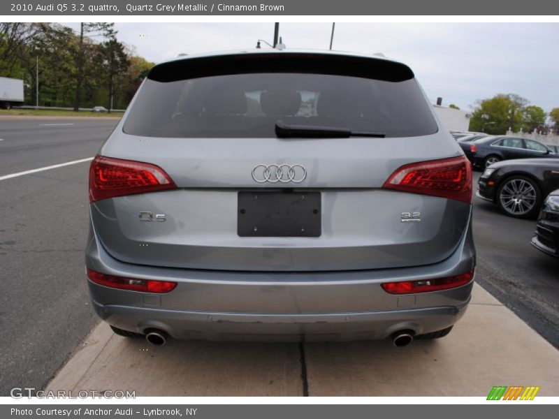 Quartz Grey Metallic / Cinnamon Brown 2010 Audi Q5 3.2 quattro