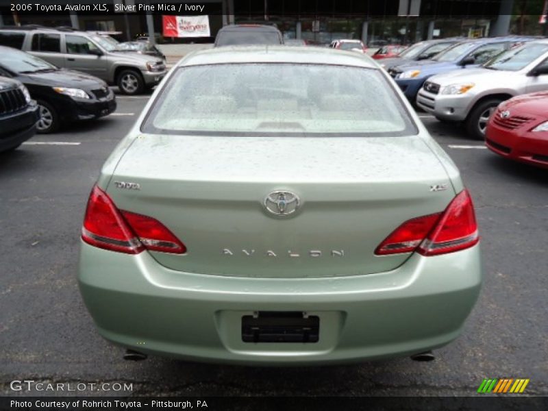 Silver Pine Mica / Ivory 2006 Toyota Avalon XLS