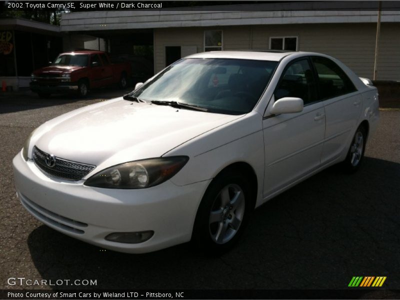 Super White / Dark Charcoal 2002 Toyota Camry SE