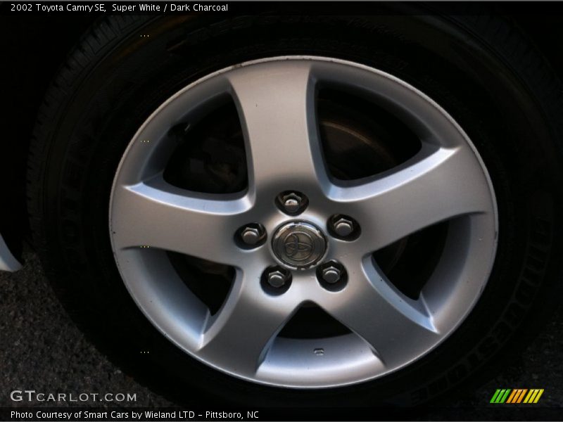 Super White / Dark Charcoal 2002 Toyota Camry SE