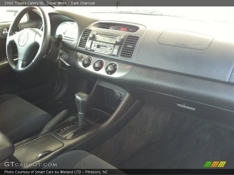 Super White / Dark Charcoal 2002 Toyota Camry SE