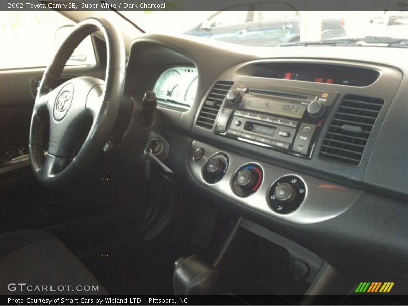 Super White / Dark Charcoal 2002 Toyota Camry SE