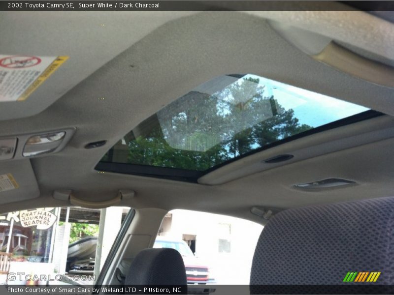 Super White / Dark Charcoal 2002 Toyota Camry SE