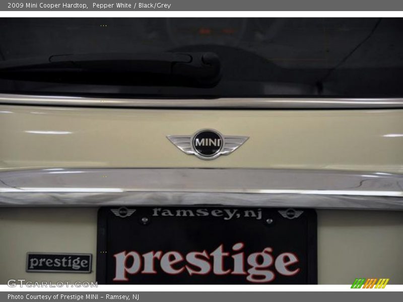 Pepper White / Black/Grey 2009 Mini Cooper Hardtop