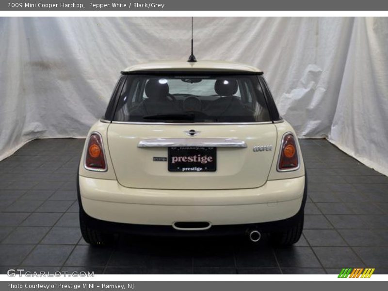 Pepper White / Black/Grey 2009 Mini Cooper Hardtop