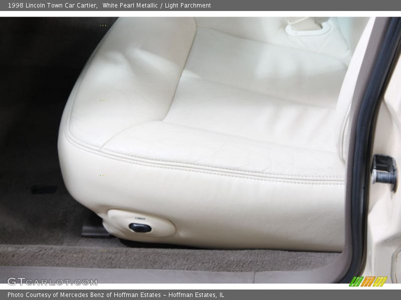 White Pearl Metallic / Light Parchment 1998 Lincoln Town Car Cartier